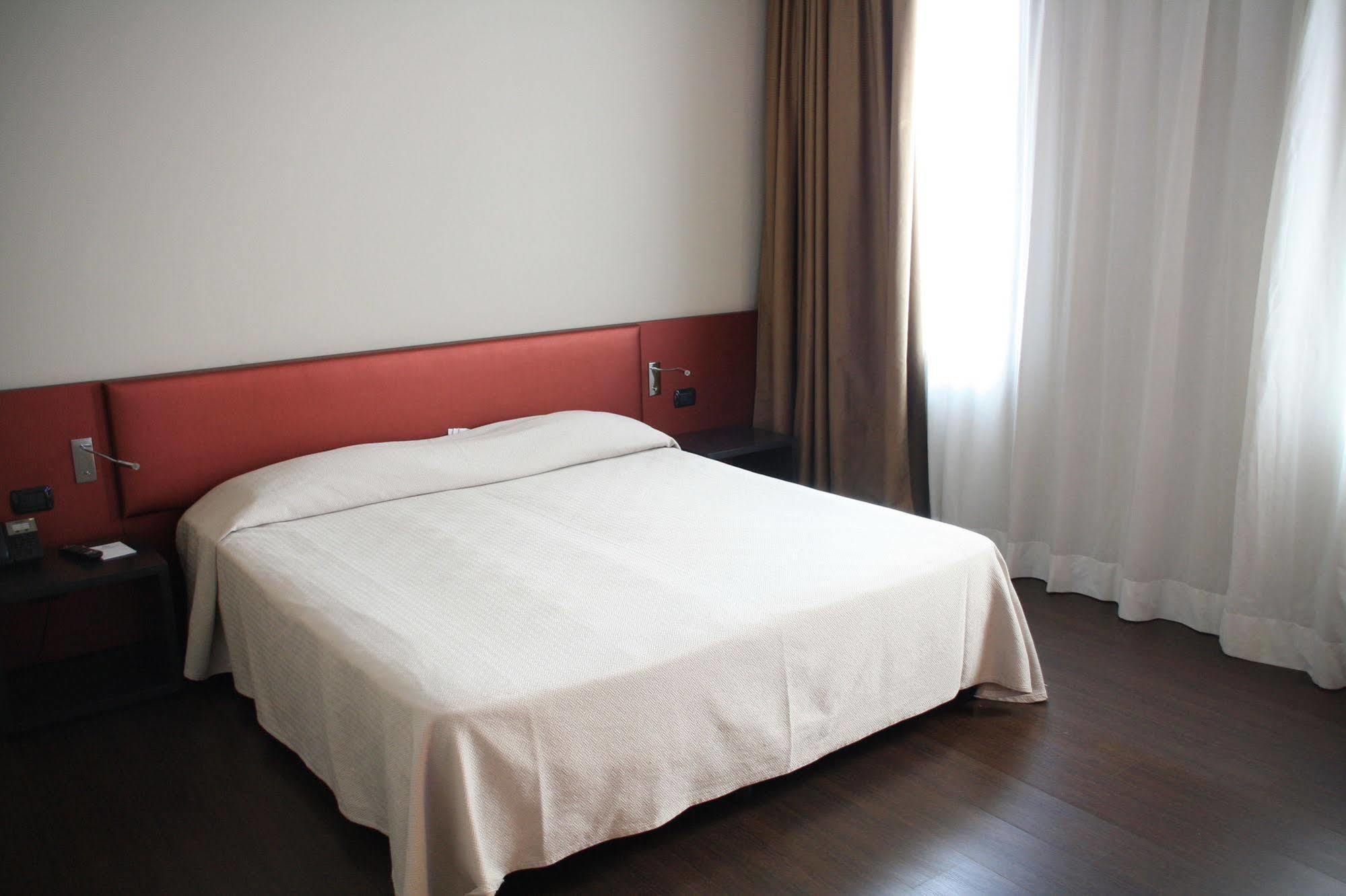 Hotel Continental Cremona Exteriör bild